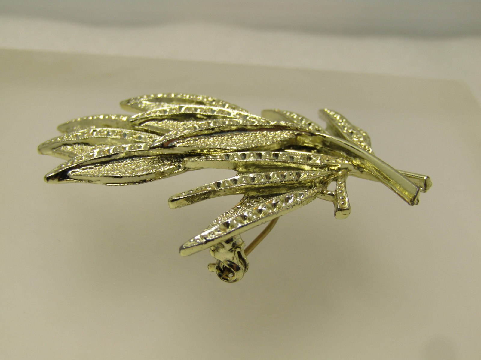 Vintage Stacked Leaf Brooch, Illusion Setting 1960's, Signed Dodd's - 6
