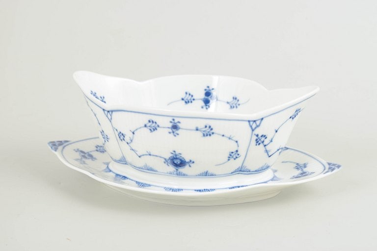 Royal Copenhagen, Denmark. Blue Fluted Plain porcelain sauce boat with stand. Dated 1967.: Royal Copenhagen Blue Fluted Plain sauce boat with stand, 1967. Sauce boat from the classic Blue Fluted Plain service, decorated with hand-painted cobalt blue underglaze on ribbed porcelain. The form
