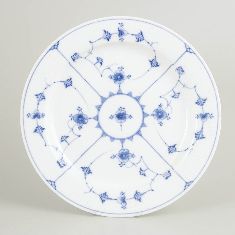 Royal Copenhagen, Denmark. Blue Fluted Plain large porcelain dish. Circa 1800.: Royal Copenhagen Blue Fluted Plain large dish, circa 1800. Very early and impressive large serving dish in the Blue Fluted Plain pattern, decorated with hand-painted cobalt blue underglaze on ribbed p
