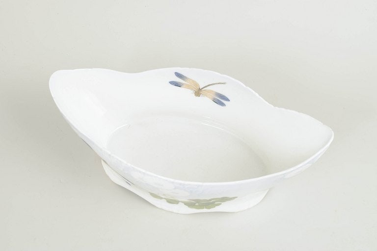 Europe. Porcelain jardiniere executed in the Art Nouveau style Early 20th century. - 2
