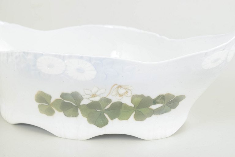 Europe. Porcelain jardiniere executed in the Art Nouveau style Early 20th century. - 3