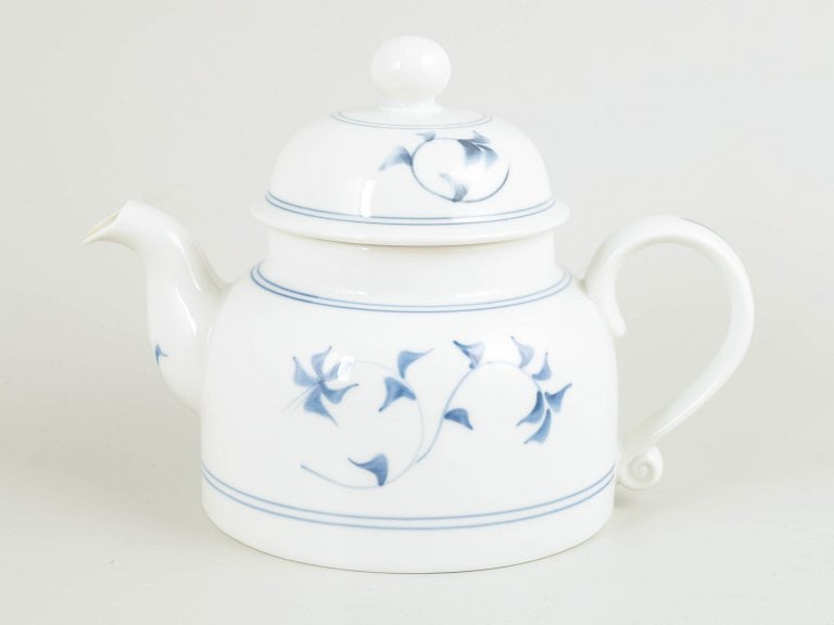 Royal Copenhagen, Denmark. Porcelain teapot decorated with the Noblesse pattern. Approx. 1980s.: Royal Copenhagen Noblesse teapot, 1980s. Elegant porcelain teapot decorated with the characteristic Noblesse pattern in blue underglaze. A balanced, classic form with lid and gently curved spout, typi