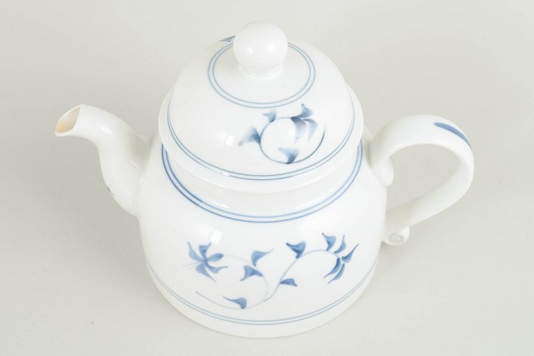Royal Copenhagen, Denmark. Porcelain teapot decorated with the Noblesse pattern. Approx. 1980s. - 2
