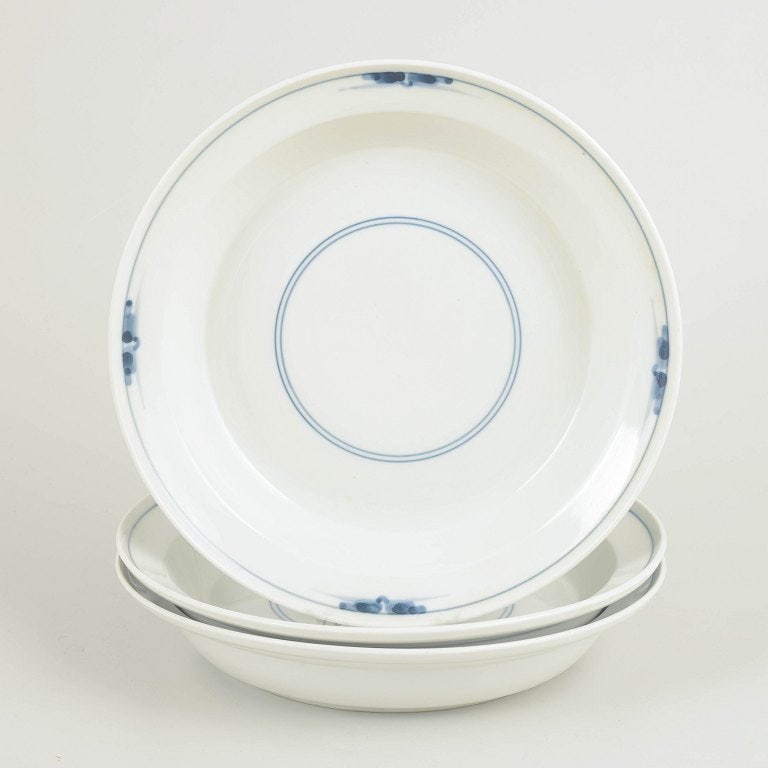 Gertrud Vasegaard for Royal Copenhagen, Denmark. Set of three porcelain deep plates with blue: Gertrud Vasegaard for Royal Copenhagen Gemina deep plates, set of 3, 1962. Set of three deep plates from the Gemina service, produced in white porcelain with a subtle, graphic blue underglaze decorati