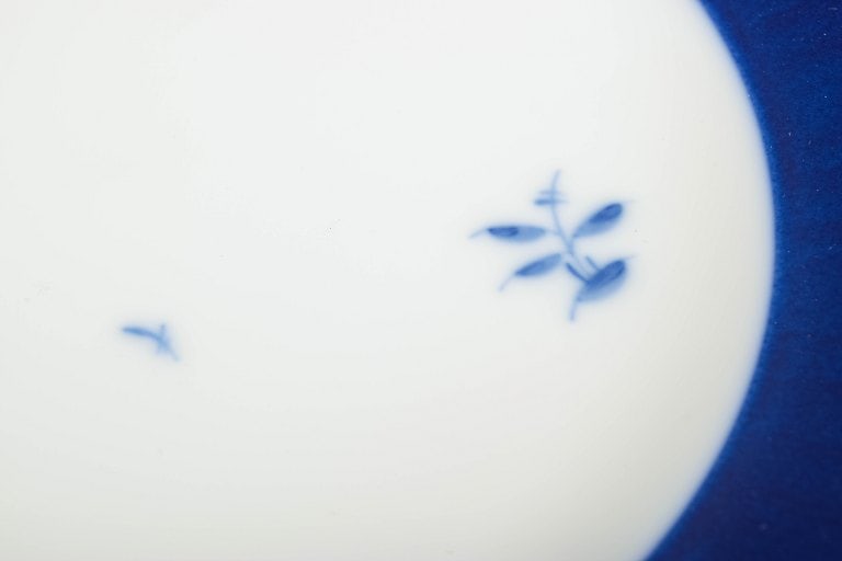 Royal Copenhagen, Denmark. Five large porcelain dinner plates with blue rim and floral accents. - 3
