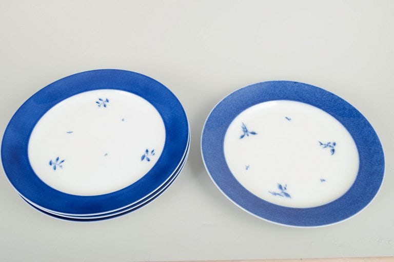 Royal Copenhagen, Denmark. Four large porcelain dinner plates with blue rim and floral accents. - 2