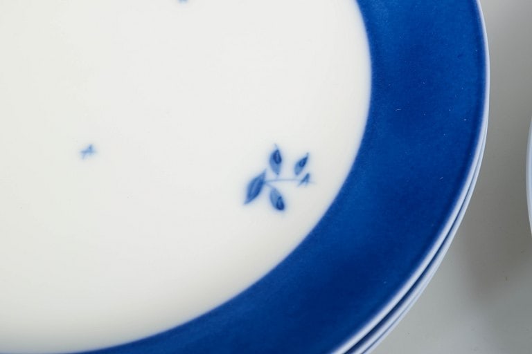 Royal Copenhagen, Denmark. Four large porcelain dinner plates with blue rim and floral accents. - 3
