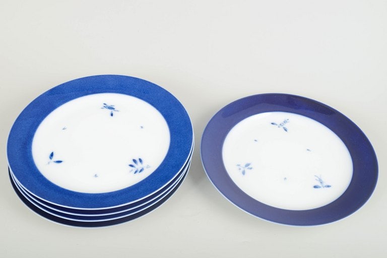Royal Copenhagen, Denmark. Five large porcelain dinner plates with blue rim and floral accents. - 2