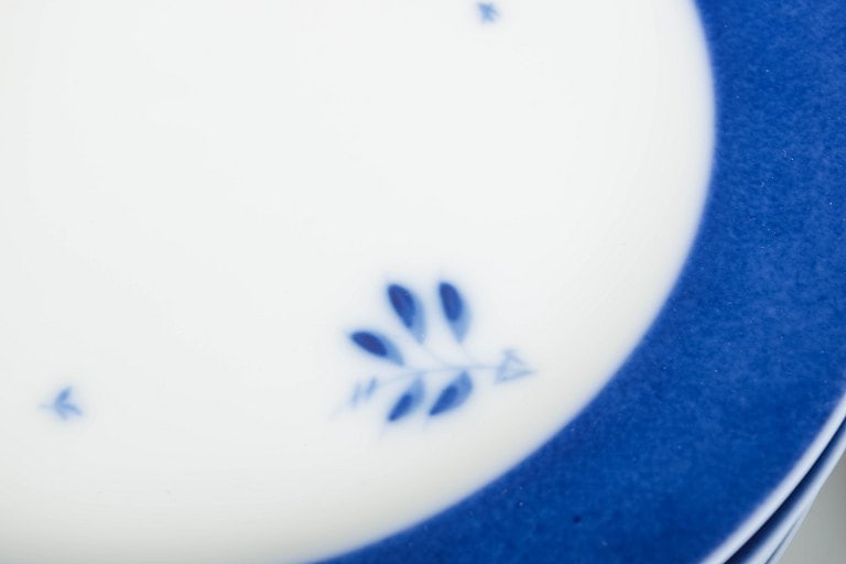 Royal Copenhagen, Denmark. Five large porcelain dinner plates with blue rim and floral accents. - 3