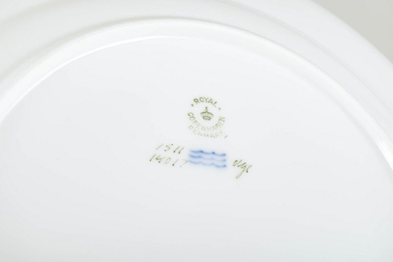 Royal Copenhagen, Denmark. Five large porcelain dinner plates with blue rim and floral accents. - 4