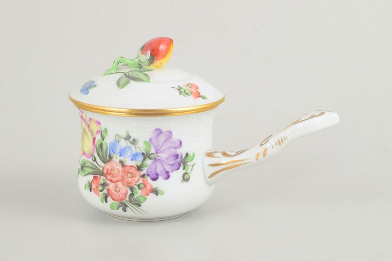 Herend, Hungary. Porcelain bouillon cup with lid with floral decoration. Mid-20th century.: Herend, bouillon cup with lid. Hand-painted bouillon cup in glazed porcelain with floral decoration in pink, purple, blue and green tones. Rounded body with a gently curved handle, lid with bud-shaped