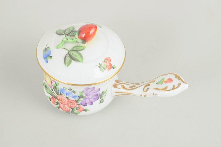 Herend, Hungary. Porcelain bouillon cup with lid with floral decoration. Mid-20th century. - 2