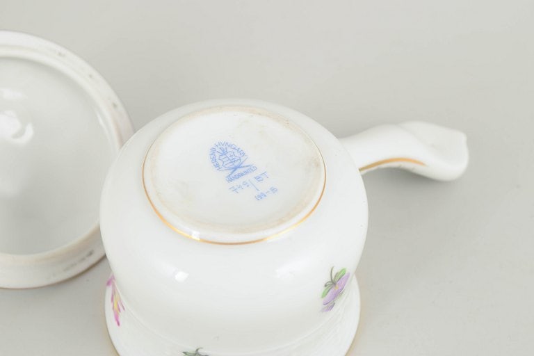 Herend, Hungary. Porcelain bouillon cup with lid with floral decoration. Mid-20th century. - 4