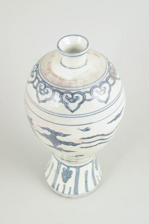 China. Baluster-form porcelain vase decorated in underglaze blue. Late Ming dynasty. - 2