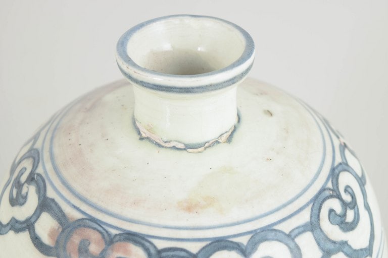 China. Baluster-form porcelain vase decorated in underglaze blue. Late Ming dynasty. - 3