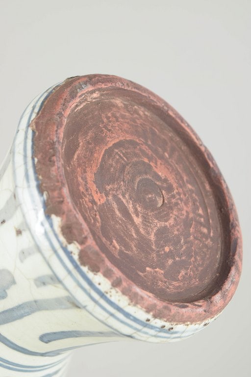 China. Baluster-form porcelain vase decorated in underglaze blue. Late Ming dynasty. - 4