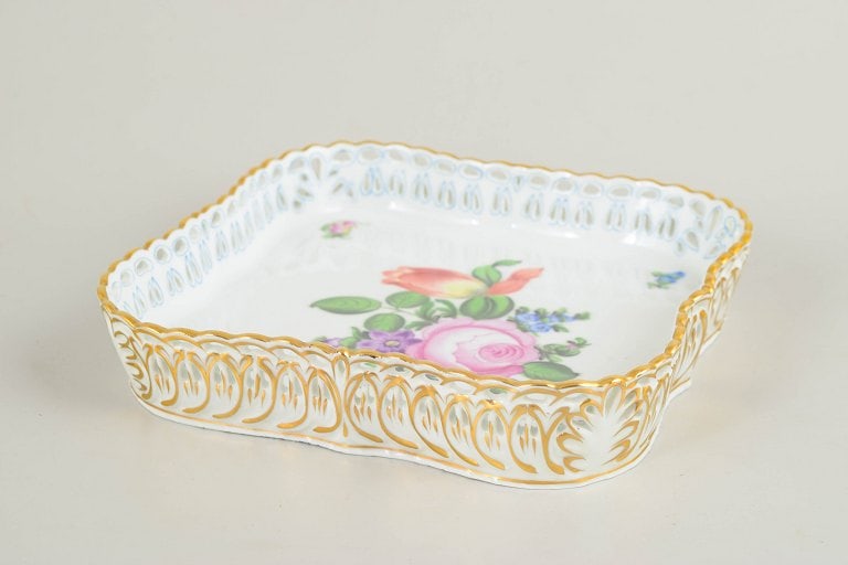 Herend, Hungary. Porcelain serving dish with a floral motif. Mid-20th century.: Herend, serving dish. Hand-painted serving dish in glazed porcelain with a floral motif in pink, green and blue tones. Square form with a scalloped, moulded rim and rich gilt decoration around the edg