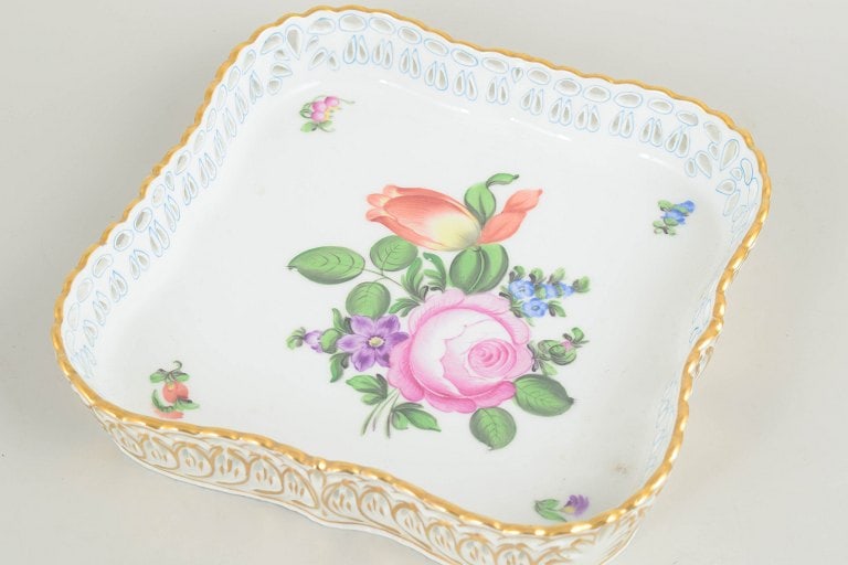 Herend, Hungary. Porcelain serving dish with a floral motif. Mid-20th century. - 2