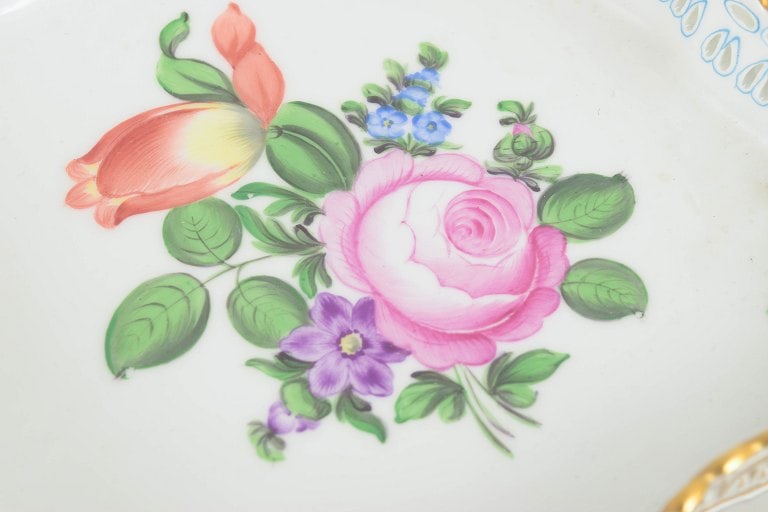 Herend, Hungary. Porcelain serving dish with a floral motif. Mid-20th century. - 3