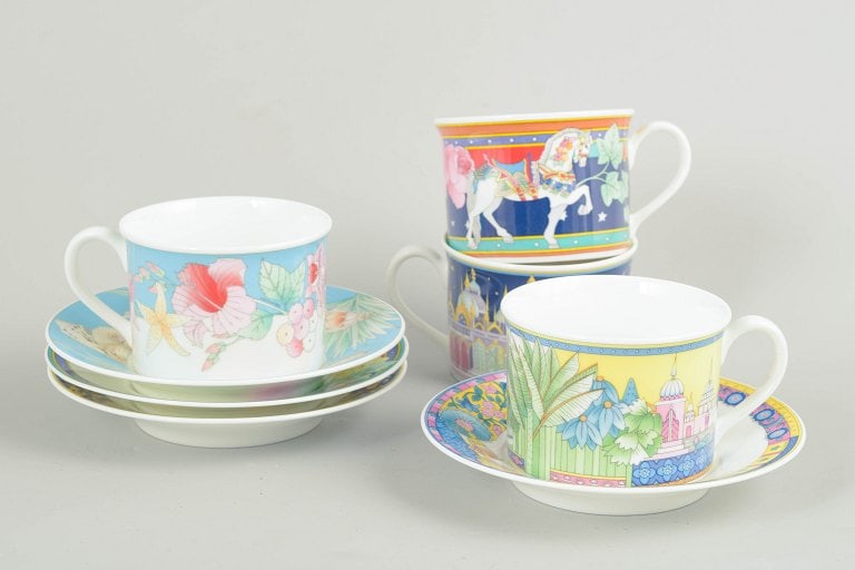Hutschenreuther, Germany. Set of four porcelain cups with matching saucers with a colourful pattern.: Hutschenreuther, set of 4 cups with matching saucers. Elegant bone china set with a colourful decorative pattern; the Leonard Paris model is noted in the description. Harmonious forms with a fine whit
