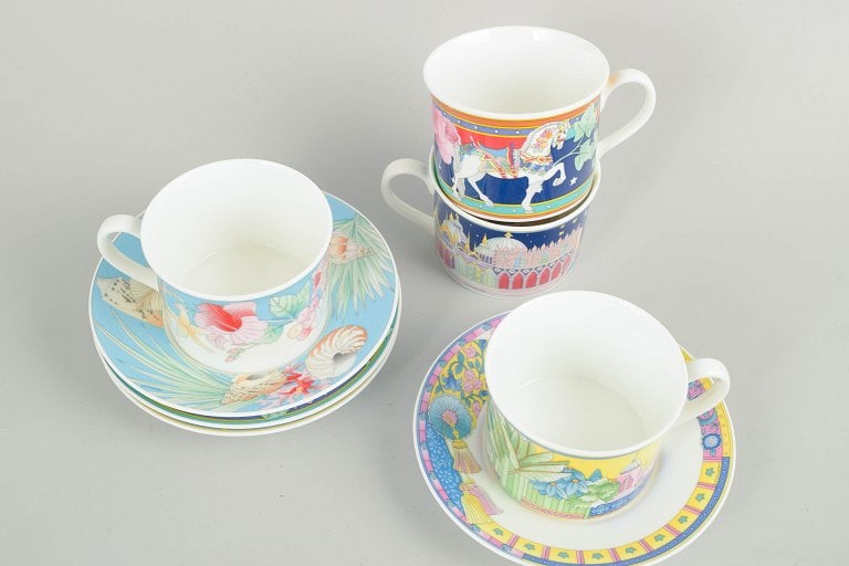 Hutschenreuther, Germany. Set of four porcelain cups with matching saucers with a colourful pattern. - 2