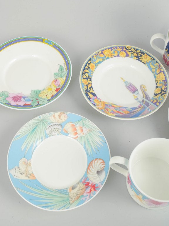 Hutschenreuther, Germany. Set of four porcelain cups with matching saucers with a colourful pattern. - 3