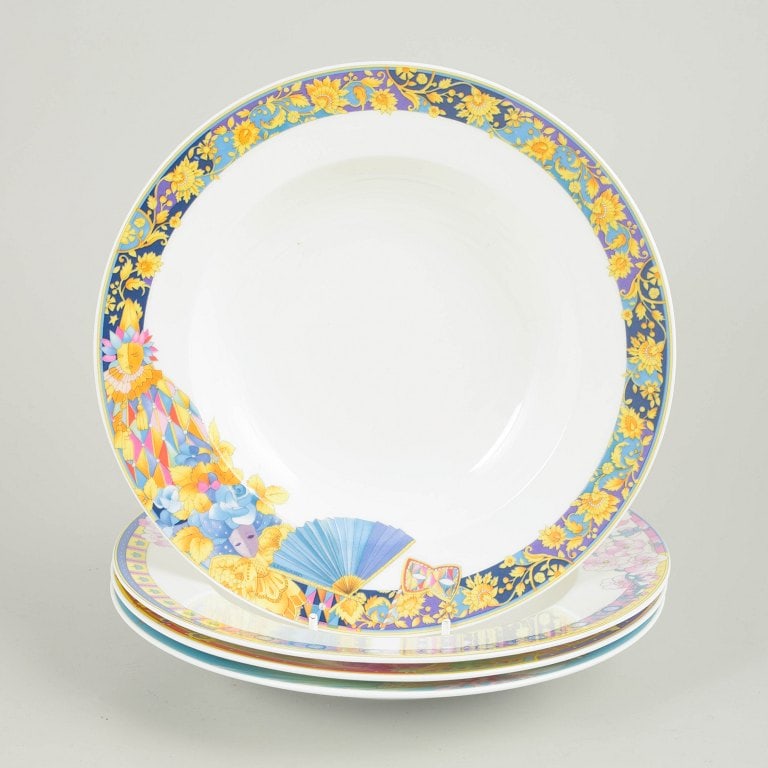 Hutschenreuther, Germany. Set of four porcelain deep plates with a colourful pattern. Late 20th: Hutschenreuther, set of 4 deep plates. Elegant bone china set with a colourful decorative pattern; the Leonard Paris model is noted in the description. Classic deep forms with a wide rim and detailed 