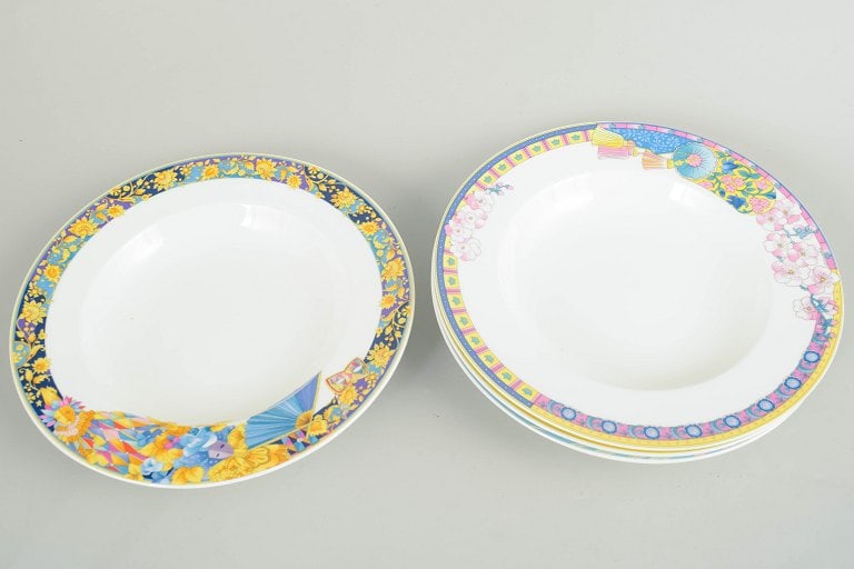 Hutschenreuther, Germany. Set of four porcelain deep plates with a colourful pattern. Late 20th - 2