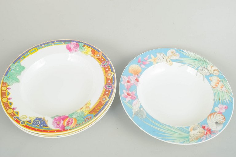 Hutschenreuther, Germany. Set of four porcelain deep plates with a colourful pattern. Late 20th - 3