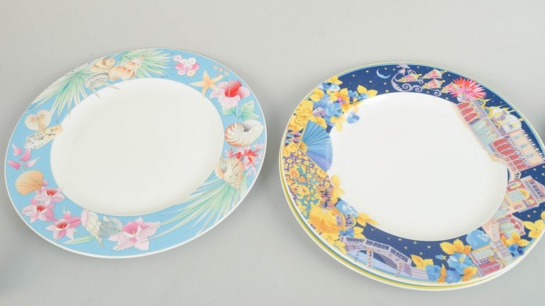 Hutschenreuther, Germany. Set of four porcelain dinner plates with a colourful pattern. Late 20th - 2