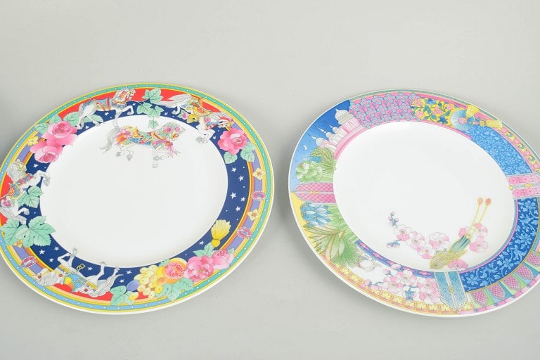 Hutschenreuther, Germany. Set of four porcelain dinner plates with a colourful pattern. Late 20th - 3