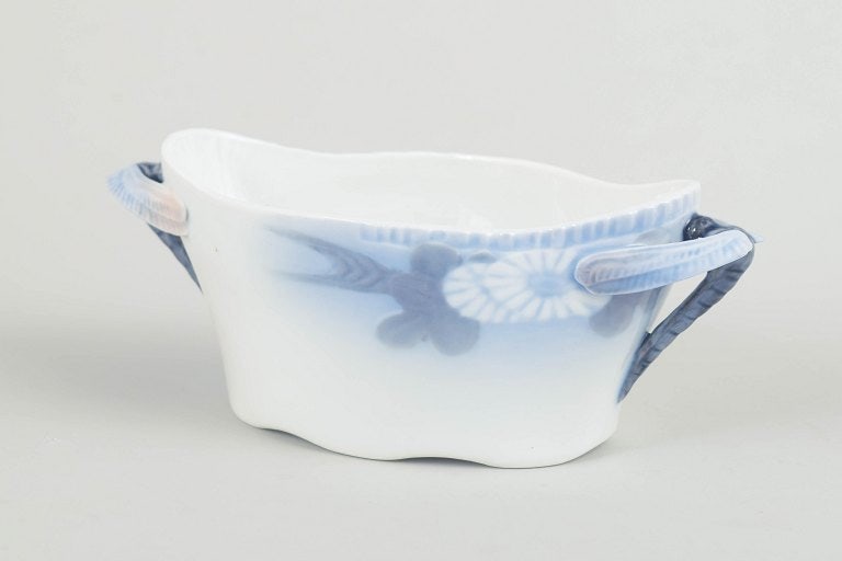 Royal Copenhagen, Denmark. Midsummer Night's Dream, small porcelain bowl with handles. Approx.: Small open porcelain bowl with two handles and blue underglaze decoration from the Midsummer Night's Dream series. Origin: Denmark. Material: Porcelain. Dimensions: H. 5 cm, D. 14 cm. Period: 1990s. C