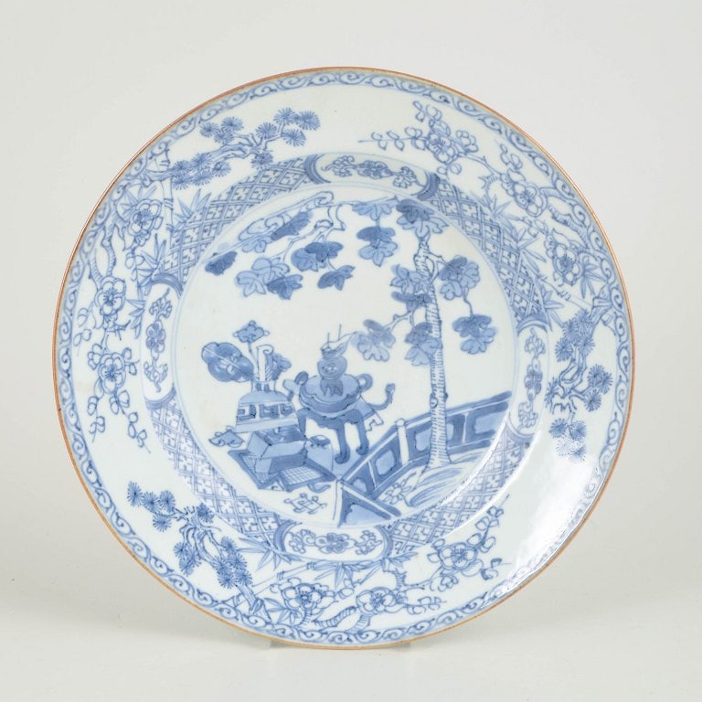 China. Round porcelain plate decorated in underglaze blue. Qing Dynasty, 18th or 19th century. (1 of 4)