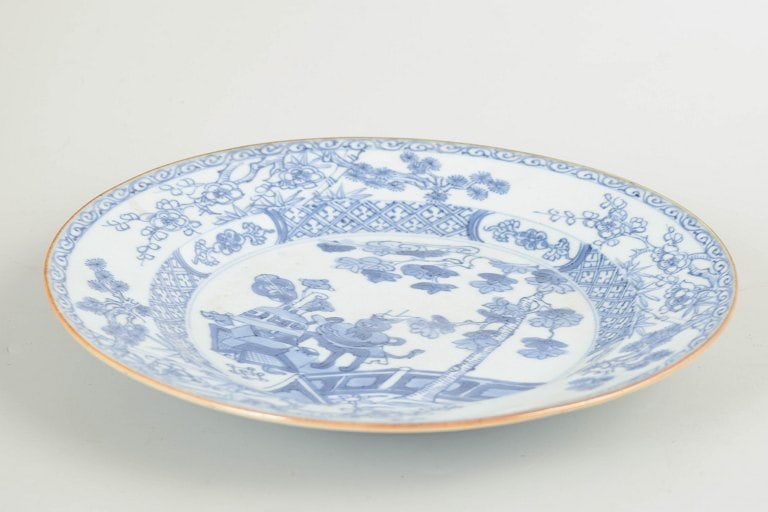 China. Round porcelain plate decorated in underglaze blue. Qing Dynasty, 18th or 19th century. - 2