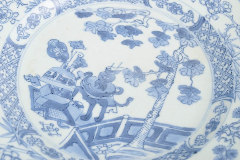 China. Round porcelain plate decorated in underglaze blue. Qing Dynasty, 18th or 19th century. - 3