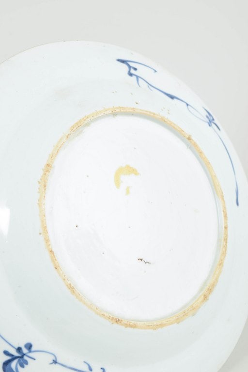 China. Round porcelain plate decorated in underglaze blue. Qing Dynasty, 18th or 19th century. - 4