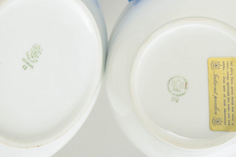 Bing & Grøndahl Rossini, Denmark. Set of two porcelain bowls with a gilded rim. Approx. 1920s. - 4
