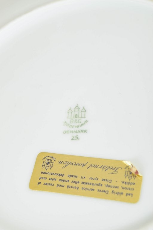Bing & Grøndahl Rossini, Denmark. Set of two porcelain dinner plates with a gilded rim. Approx. - 4
