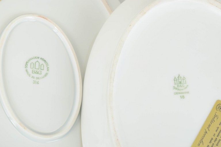 Bing & Grøndahl Rossini, Denmark. Set of two porcelain serving trays with a gilded rim. Approx. - 4