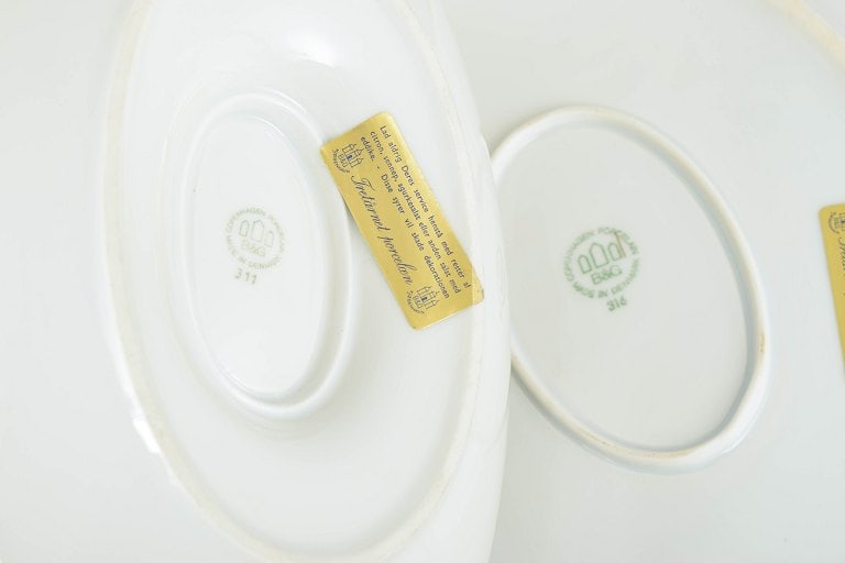 Bing & Grøndahl Rossini, Denmark. Set of porcelain sauce boat, serving dish and small dish with a - 4
