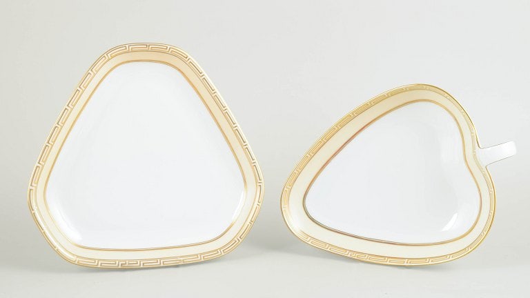 Bing & Grøndahl Rossini, Denmark. Set of two triangular porcelain dishes with a gilded rim. Approx.: Bing & Grøndahl Rossini, set of 2 dishes. Set of two triangular dishes in white-glazed porcelain with a gilded rim and geometric Art Deco border; models 354 and 357. Origin: Denmark. Material: Porcel