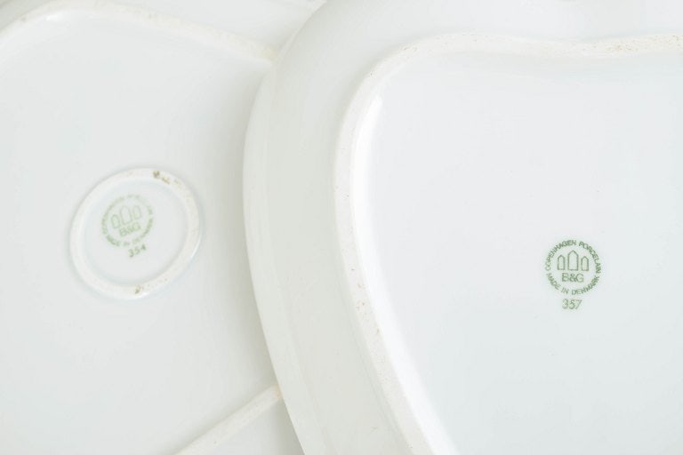 Bing & Grøndahl Rossini, Denmark. Set of two triangular porcelain dishes with a gilded rim. Approx. - 4