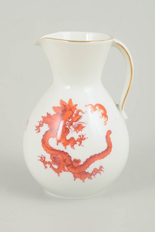 Germany. Baluster-shaped porcelain jug decorated with a red Ming dragon. Approx. 1940s.: Jug with Ming dragon, Meissen area. Baluster-shaped jug in white-glazed porcelain decorated with a red Ming dragon and a gilt rim. The model was produced in the Meissen area and is not made by the Roy