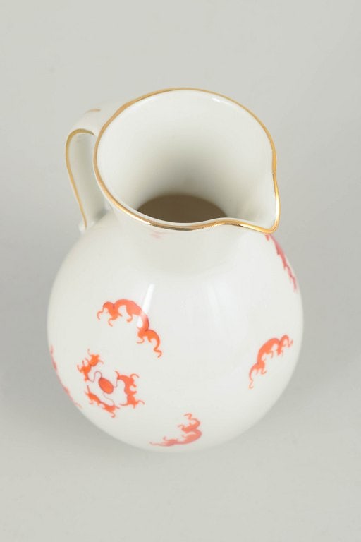 Germany. Baluster-shaped porcelain jug decorated with a red Ming dragon. Approx. 1940s. - 2