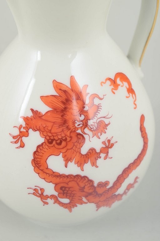 Germany. Baluster-shaped porcelain jug decorated with a red Ming dragon. Approx. 1940s. - 3