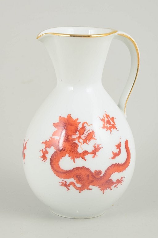 Germany. Baluster-shaped porcelain jug decorated with a red Ming dragon. Approx. 1940s.: Jug with Ming dragon, Meissen area. Baluster-shaped jug in white-glazed porcelain decorated with a red Ming dragon and a gilt rim. The model was produced in the Meissen area and is not made by the Roy