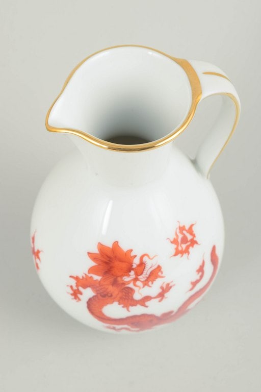 Germany. Baluster-shaped porcelain jug decorated with a red Ming dragon. Approx. 1940s. - 2