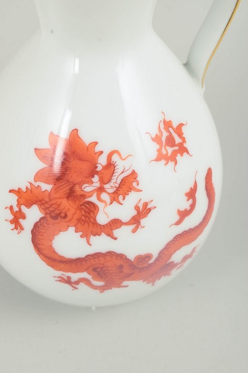 Germany. Baluster-shaped porcelain jug decorated with a red Ming dragon. Approx. 1940s. - 3
