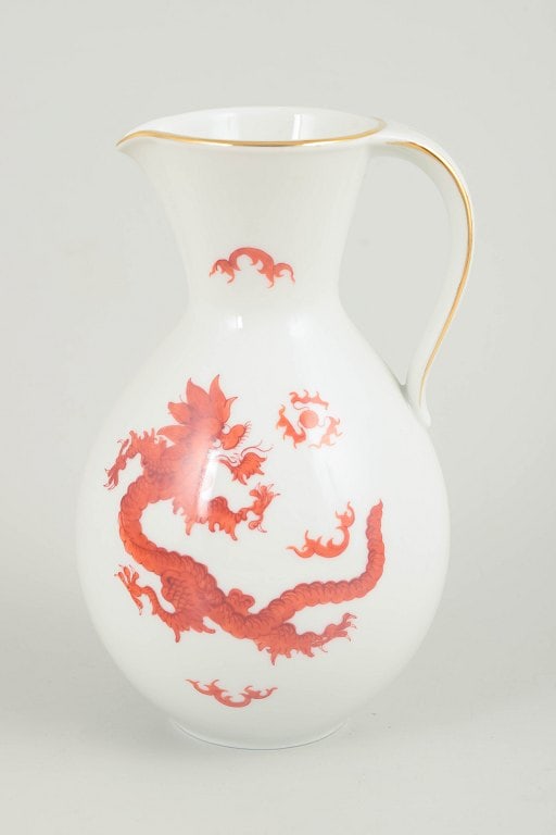 Germany. Baluster-shaped porcelain jug decorated with a red Ming dragon. Approx. 1940s.: Jug with Ming dragon, Meissen area. Baluster-shaped jug in white-glazed porcelain decorated with a red Ming dragon and a gilt rim. The model was produced in the Meissen area and is not made by the Roy