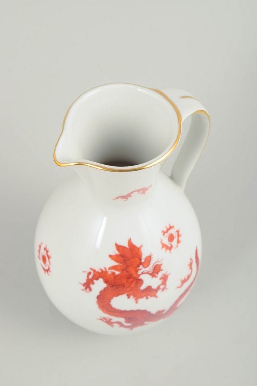 Germany. Baluster-shaped porcelain jug decorated with a red Ming dragon. Approx. 1940s. - 2